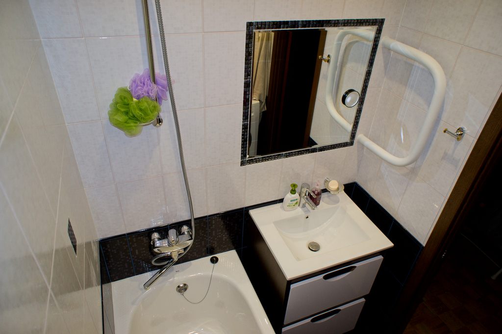 Зеркало ванной в плитке